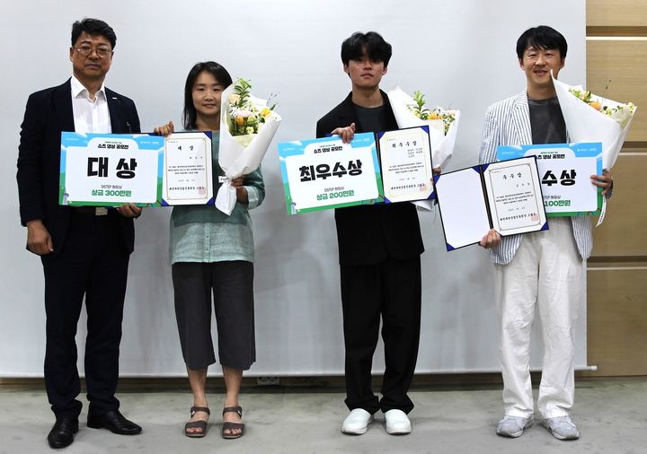 [대전=뉴시스] 대덕특구 50주년 기념 쇼츠영상 공모전 수상자들. (사진= 대전시 제공) *재판매 및 DB 금지