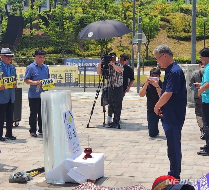 12일 오전 박여동 미사강변시민연합회장이 수석대교 건설 재검토를 위한 퍼포먼스를 하고 있는 모습. 2023.06.12. jungxgold@newsis.com. 