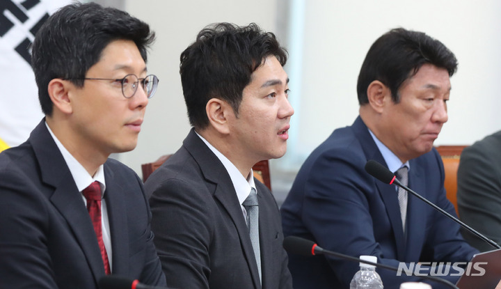 [서울=뉴시스] 추상철 기자 = 김가람 국민의힘 신임 최고위원이 지난해 6월12일 오전 서울 여의도 국회에서 열린 최고위원회의에 참석해 발언하고 있다. 2023.06.12. scchoo@newsis.com