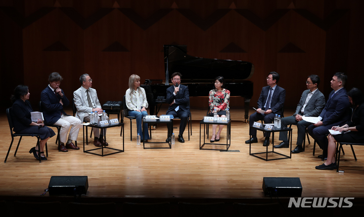 [서울=뉴시스] 고승민 기자 = 박보균 문화체육관광부 장관이 12일 서울 예술의전당 IBK챔버홀에서 열린 K-클래식 전문가 간담회에서 모두발언하고 있다. 2023.06.12. kkssmm99@newsis.com
