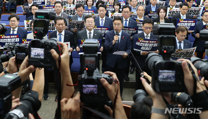 [서울=뉴시스] 이영환 기자 = 이재명 더불어민주당 대표와 박광온 원내대표, 위성곤 후쿠시마 원전 오염수 방출 저지 대응단장 및 의원들이 12일 오전 서울 여의도 국회에서 열린 의원총회에서 구호를 외치고 있다. 2023.06.12. 20hwan@newsis.com