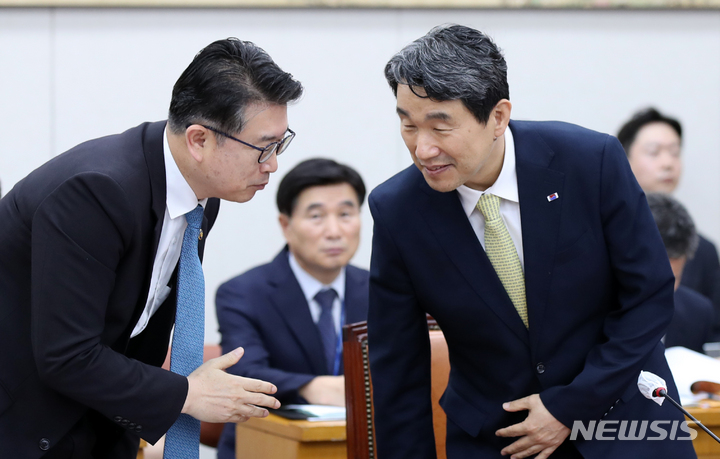 [서울=뉴시스] 고범준 기자 = 이주호 사회부총리 겸 교육부 장관(오른쪽)이 지난 12일 오전 서울 여의도 국회에서 열린 교육위원회 전체회의에 참석해 장상윤 차관과 대화를 하고 있다. 2023.06.16. bjko@newsis.com