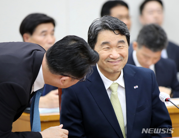 [서울=뉴시스] 고범준 기자 = 이주호 사회부총리 겸 교육부 장관이 지난 12일 오전 서울 여의도 국회에서 열린 교육위원회 전체회의에 참석해 장상윤 차관과 대화를 하고 있다. 2023.06.16. bjko@newsis.com