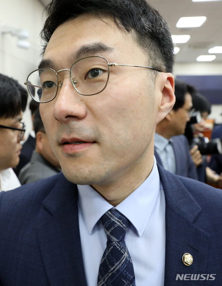 [서울=뉴시스] 고범준 기자 = 김남국 무소속 의원이 12일 오전 서울 여의도 국회에서 열린 교육위원회 전체회의가 산회되자 퇴장하고 있다. 2023.06.12. bjko@newsis.com