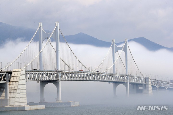 [부산=뉴시스] 하경민 기자 = 12일 부산 광안대교 일대가 짙은 해무(바다 안개)에 뒤덮여 장관을 연출하고 있다. 2023.06.12. yulnetphoto@newsis.com