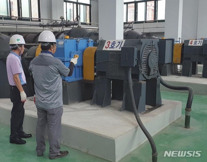 [광주=뉴시스] 농어촌공사 전남지역본부가 장마철에 대비 배수펌프장 대비상태를 점검하고 있다. (사진=농어촌공사 전남본부 제공) 2023.06.12. photo@newsis.com