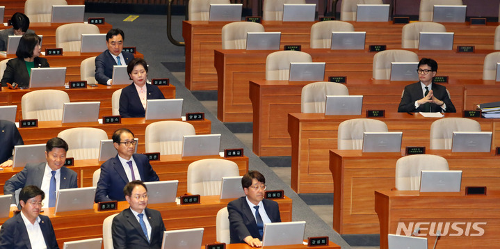 [서울=뉴시스] 추상철 기자 = 한동훈 법무부 장관이 12일 오후 서울 여의도 국회에서 열린 제407회국회(임시회) 제1차 본회의에서 윤관석, 이성만 무소속 의원 좌석 방향을 바라보고 있다. 2023.06.12. scchoo@newsis.com