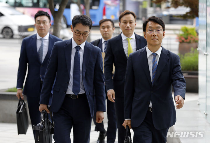 [서울=뉴시스] 고승민 기자 = 윤석열 대통령이 '한상혁 전 방송통신위원장 면직처분 취소소송'에 대응하기 위해 선임한 법무법인 바른 김용하, 이원근 변호사 등 대리인이 12일 서울행정법원에서 열린 첫 심문에 출석하고 있다. 한상혁 전 위원장은 법무법인 정세 이명재·진원태 변호사를 선임한 것으로 알려졌다. 2023.06.12. kkssmm99@newsis.com