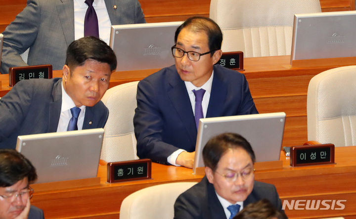 [서울=뉴시스] 추상철 기자 = 이성만 무소속 의원이 12일 오후 서울 여의도 국회에서 열린 제407회국회(임시회) 제1차 본회의에서 홍기원 의원과 대화하고 있다. 2023.06.12. scchoo@newsis.com