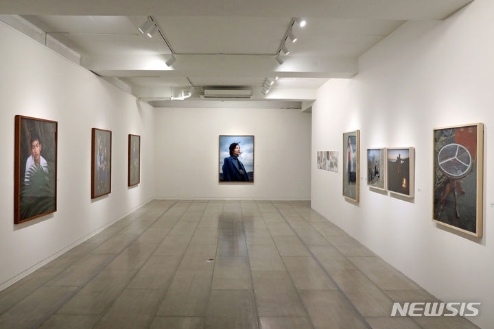 [서울=뉴시스] 박진희 기자 = 성곡미술관은 12일 서울 종로구 성곡미술관 1관에서 한국중견작가초대전 일환으로 준비한 김옥선 개인전 '평평한 것들 Flatness of Things' 언론공개회를 갖고 재일교포 2세, 일본인-미국인 부부와 그들의 자녀 등 재일외국인의 얼굴을 보여준 신작 '아다치 초상'(2023) 연작을 선보이고 있다. 2023.06.12. pak7130@newsis.com