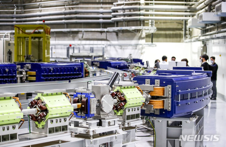 [서울=뉴시스] 정병혁 기자 = 지난 12일 서울 서대문구 연세암병원 중입자치료센터 개소식에서 의료진이 참석자들에게 가속기 시스템에 대한 설명을 하고 있다. 2023.06.12. jhope@newsis.com