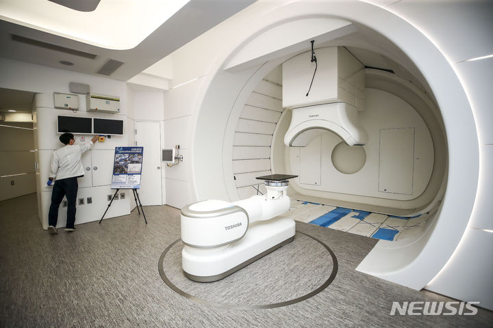 [서울=뉴시스] 정병혁 기자 = 12일 서울 서대문구 연세암병원 중입자치료센터에서 열린 개소식에서 갠트리 치료실이 공개되어 있다. 2023.06.12. jhope@newsis.com