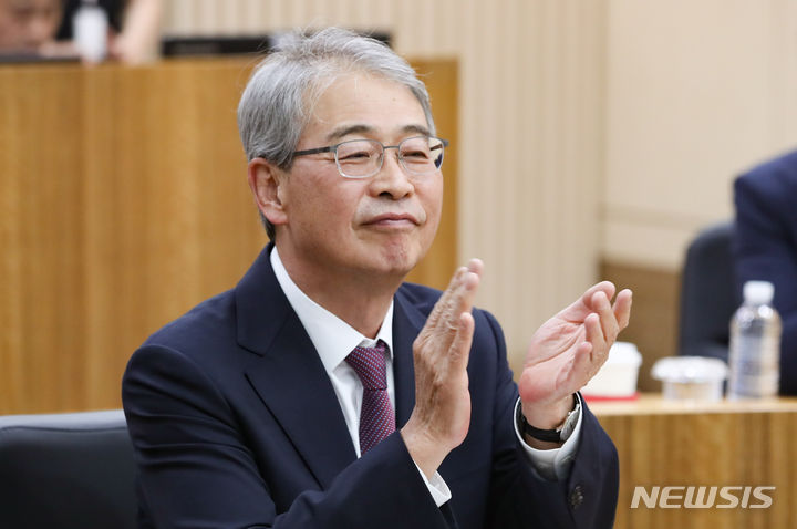 [서울=뉴시스] 황준선 기자 = 임종룡 우리금융그룹 회장이 12일 오후 서울 마포구 우리금융 상암센터에서 열린 금융권 전산센터 화재 예방·대비를 위한 금감원·소방청 업무협약식에서 박수치고 있다. 2023.06.12. hwang@newsis.com