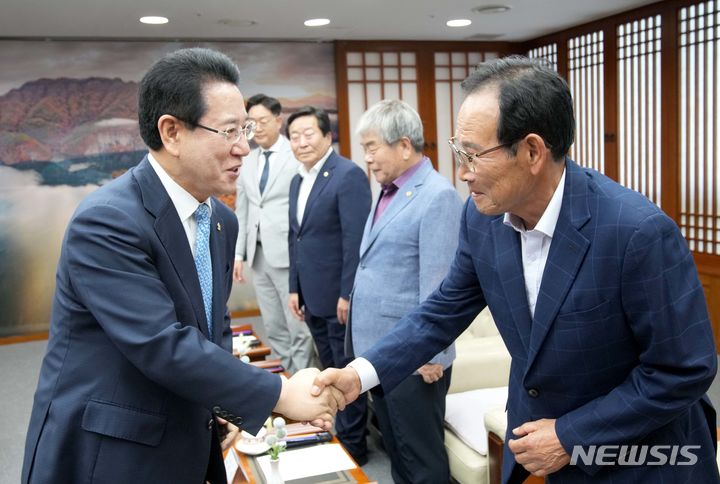 [무안=뉴시스] 이창우 기자=김영록 전남도지사(왼쪽)가 12일 오후 도청 집무실에서 광주 전투비행장 무안 이전 반대 범대위 박문재 상임공동위원장과 인사를 나누고 있다. (사진=전남도 제공) 2023.06.12. photo@newsis.com *재판매 및 DB 금지