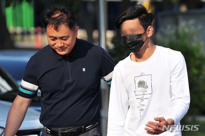 [광주=뉴시스] 이영주 기자 = 불법 도박 현행범으로 체포됐다가 지구대에서 달아난 베트남인이 12일 오후 광주 광산경찰서로 출석하고 있다. 2023.06.12. leeyj2578@newsis.com