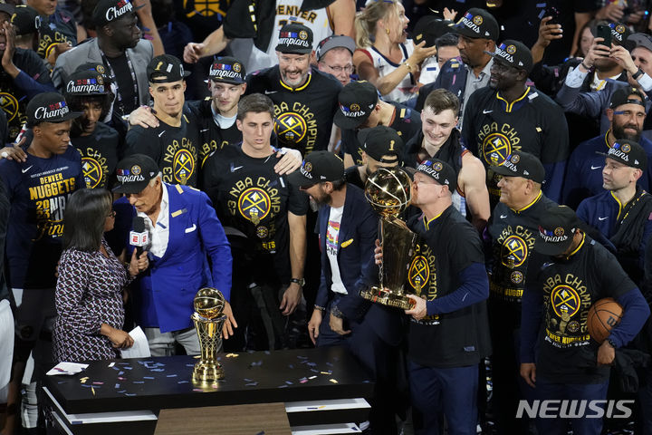 [덴버=AP/뉴시스] 미국프로농구(NBA) 파이널 정상에 선 덴버 너기츠. 2023.06.13