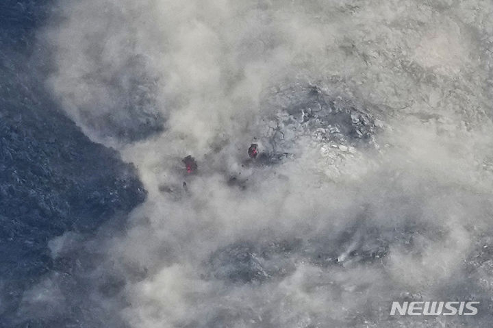 [다라가(필리핀)=AP/뉴시스]13일 필리핀 북동부 알베이주 다라가 마을에서 바라본 마욘 화산 분화구 근처에 바위들이 떨어져 있다. 마욘 화산 폭발에 대한 두려움으로 인근 마을 주민들 약 1만5000명이 13일 트럭을 이용 대피에 나섰다. 마욘 화산은 지난주부터 화산 활동이 급격히 증가, 시뻘건 용암을 흘려보내고 화산재도 분출하고 있다. 2023.06.13.