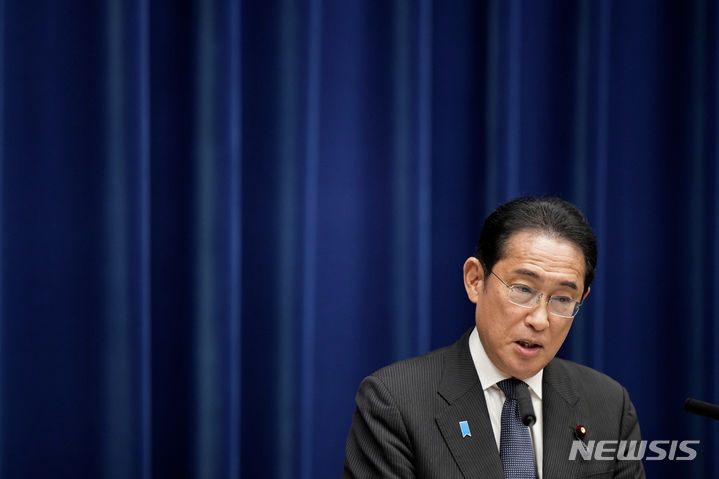 [도쿄=AP/뉴시스]일본의 정기국회가 폐회한 가운데 다음 초점은 기시다 후미오 총리가 정기국회에서 미룬 중의원 해산 카드를 언제 쓸 것인가로 옮겨지고 있다.&nbsp; 사진은 기시다 후미오 일본 총리의 기자회견 모습. 2023.06.22.