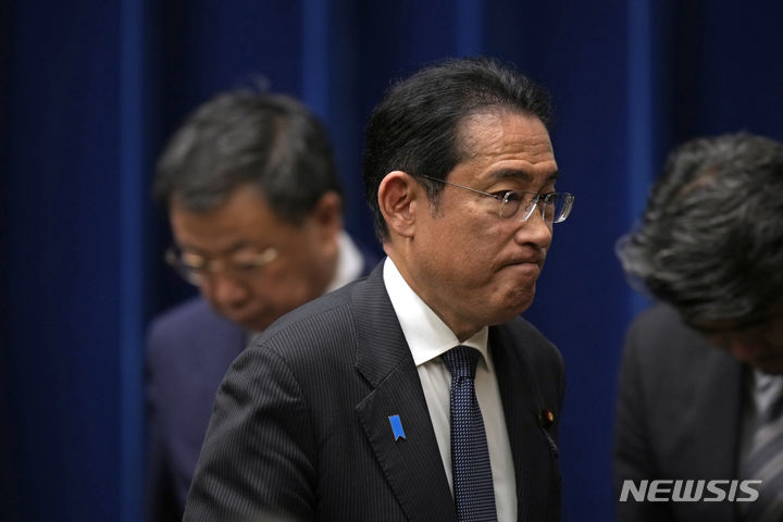 [도쿄=AP/뉴시스] 기시다 후미오 일본 총리가 한·미·일 3자 정상회담이 조만간 미국에서 개최될 것이라고 19일 밝혔다. 사진은 지난 13일 기시다 총리가 도쿄 총리관저에서 기자회견을 하는 모습. 2023.06.20.
