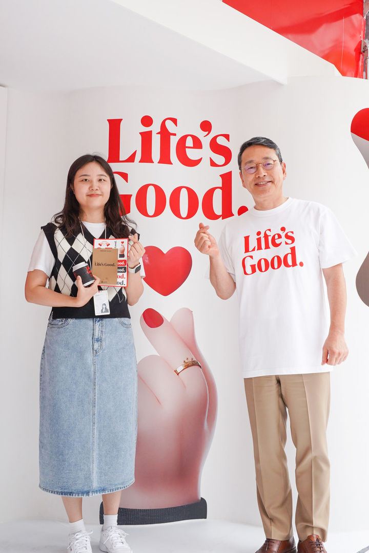 [서울=뉴시스]LG전자가 국내 임직원들을 대상으로 더 새롭고 역동적인 모습으로 변화하는 브랜드를 알리기 위한 '라이프스굿(Life’s Good)' 행사를 진행한다. 12일 서울 여의도 LG트윈타워에서 열린 행사에서 조주완 사장(오른쪽)이 직원과 인증샷을 촬영하고 있다. (사진 = LG전자) photo@newsis.com *재판매 및 DB 금지