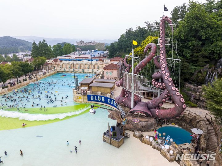 캐리비안 베이에 나타난 거대한 바다괴물 '크라켄'