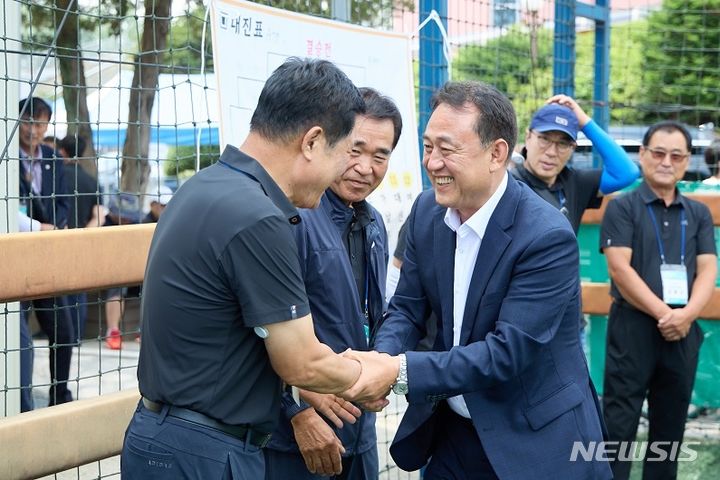 이충우 여주시장이 이통장연합회 한마음 대축제를 찾았다.