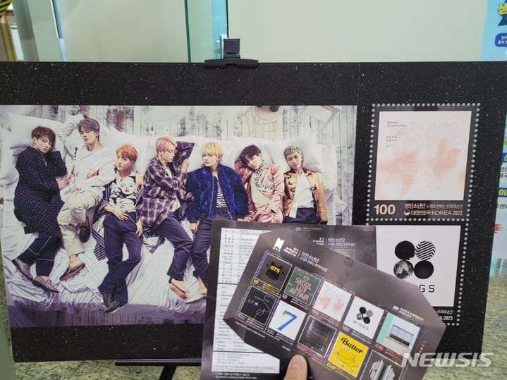 [서울=뉴시스]김래현 기자 = 13일 오전 서울 중구 서울중앙우체국에서 현장 판매를 시작한 방탄소년단(BTS) 기념우표 2023.6.13. rae@newsis.co *재판매 및 DB 금지