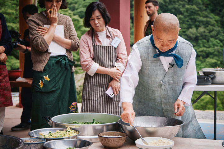 [장성=뉴시스] 한국전통사찰음식연구회 부회장을 맡고 있는 정관스님이 장성 백양사 천진암에서 사찰음식을 선보이고 있다. (사진=장성군 제공) 2023.06.13. photo@newsis.com  *재판매 및 DB 금지