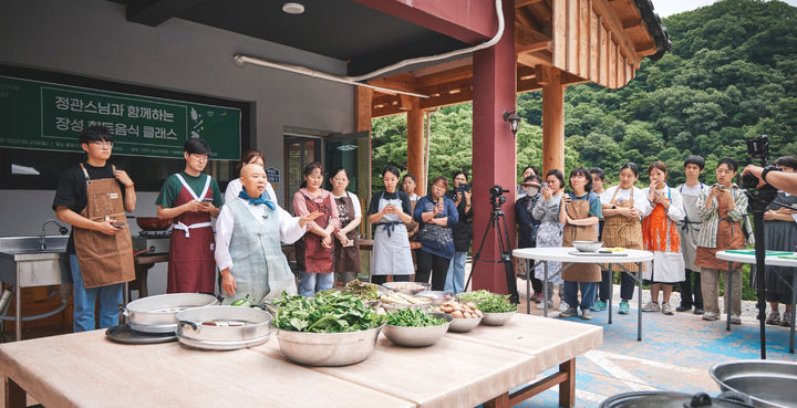 [장성=뉴시스] 한국전통사찰음식연구회 부회장을 맡고 있는 정관스님이 장성 백양사 천진암에서 사찰음식을 선보이고 있다. (사진=장성군 제공) 2023.06.13. photo@newsis.com *재판매 및 DB 금지