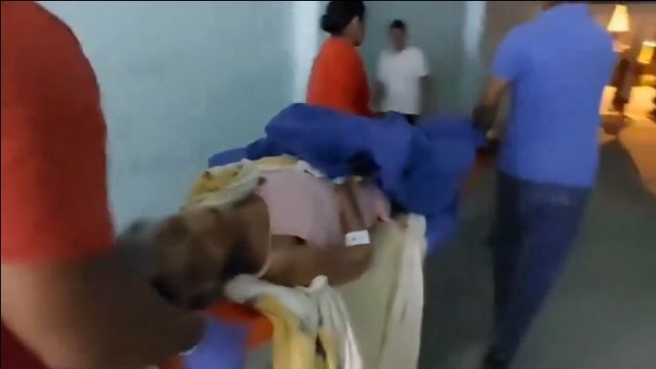 에콰도르의 한 병원에서 의사에게 사망선고를 받은 76세 할머니가 관에 안치된 지 몇 시간 뒤 깨어나는 영상이 공개됐다. 출처 : @AlertaMundial2 *재판매 및 DB 금지