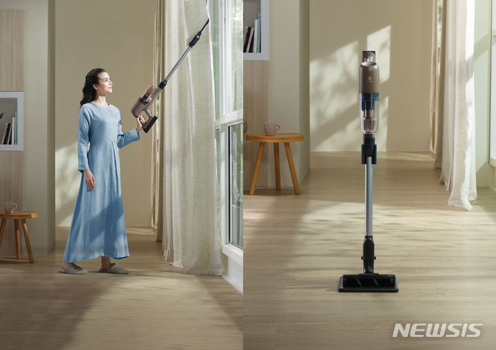 [서울=뉴시스] 일렉트로룩스 '얼티밋홈 700 라이트 무선 청소기'. (사진=일렉트로룩스 제공) 2023.06.13.photo@newsis.com