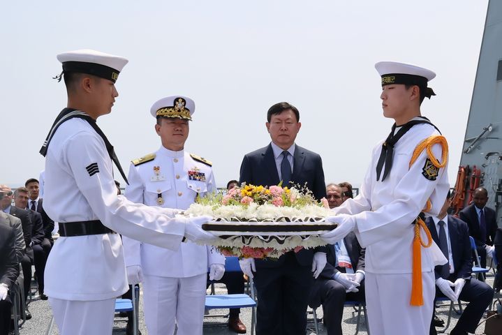 신동빈 롯데그룹 회장은 13일 대한민국 해군 한산도함에 탑승해 한국전쟁 정전 70주년을 기념하고, 전몰장병을 추모하며 헌화했다.  헌화하고있는 이상식 해군작전사령부 부사령관(왼쪽에서 두번째)과 신동빈 회장 (사진=롯데그룹 제공) *재판매 및 DB 금지