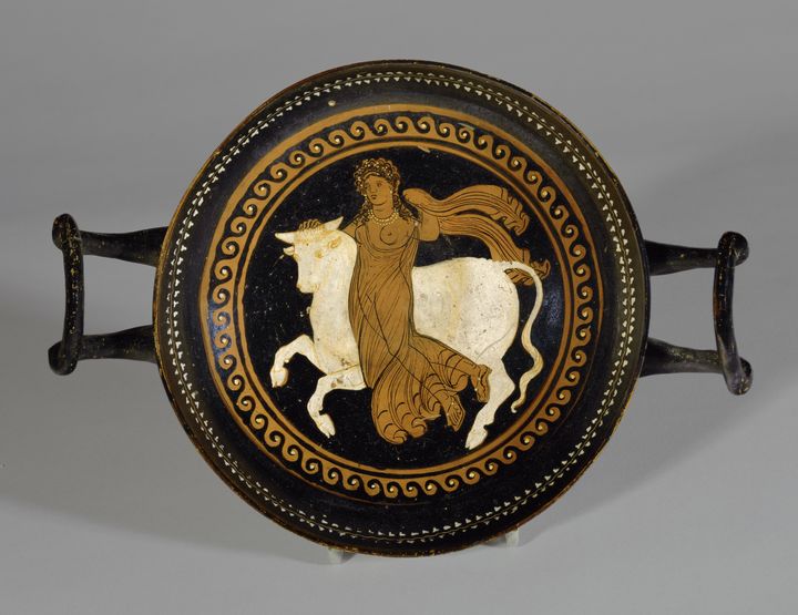 [서울=뉴시스] ‘에우로페를 납치하는 제우스’를 그린 킬릭스, 아풀리아, 기원전 330년~기원전 320년, 도기, 7.7 x 30.0 ㎝ (사진=국립중앙박물관 제공) 2023.06.14. photo@newsis.com *재판매 및 DB 금지