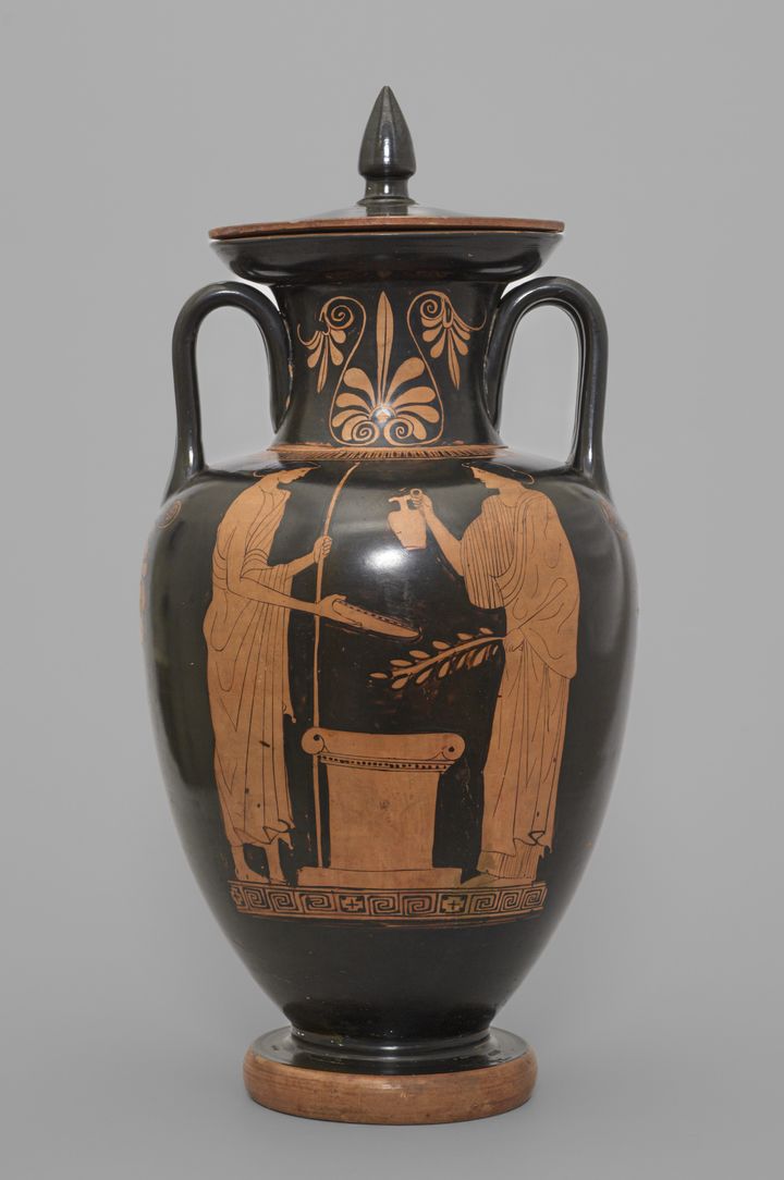 [서울=뉴시스] '봉헌 제의'를 그린 암포라, 아테네, 기원전 450년경, 도기, 59.5 x 29.5㎝ (사진=국립중앙박물관 제공:) 2023.06.14. photo@newsis.com&nbsp; *재판매 및 DB 금지