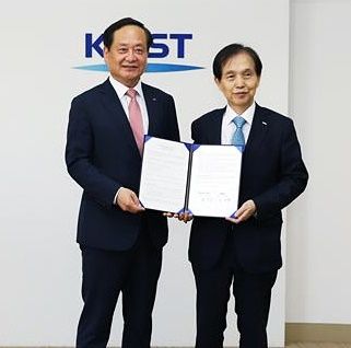 [대전=뉴시스] 한전원자력연료 최익수 사장(왼쪽)과 KAIST 이광형 총장이 협약식 뒤 기념촬영을 하고 있다. *재판매 및 DB 금지