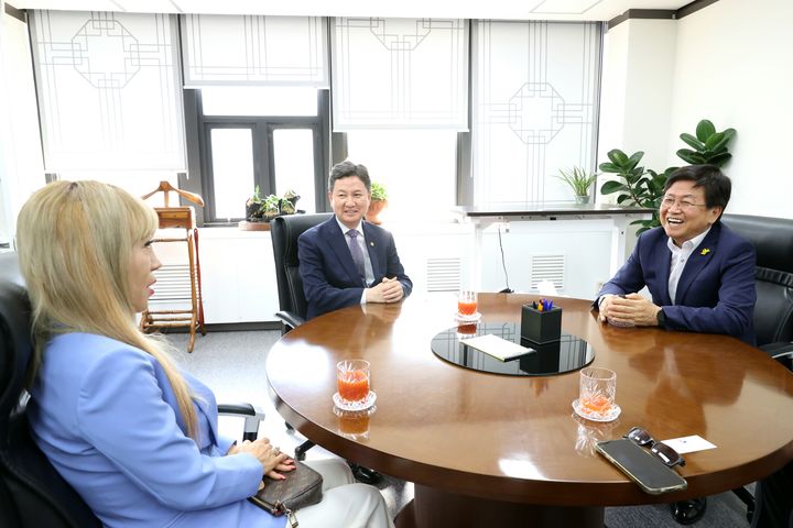 [뉴시스=세종](왼쪽)성악가 조수미, 한창섭 행정안전부 장관 직무대행, 최교진 세종시교육감이 이야기를 나누고 있다. 2023.06.13.(사진=세종시교육청) *재판매 및 DB 금지