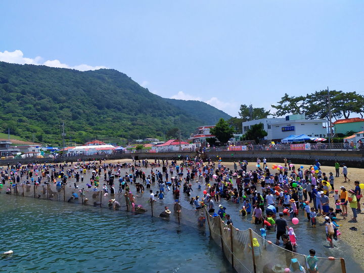 [통영=뉴시스] 신정철 기자= 통영시 한산면주민자치위원회는 오는 17일 한산면 추봉도 봉암마을 일원에서 제14회 한산도 바다체험축제를 개최한다. 사진은 4년전 2019년 축제모습.(사진=통영시 제공).2023.06.13. photo@newsis.com *재판매 및 DB 금지