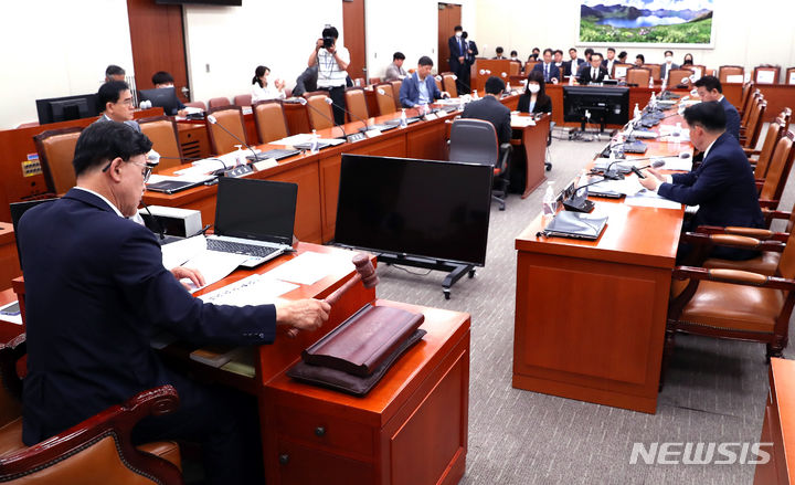 [서울=뉴시스] 이영환 기자 = 이명수 국회 외교통일위원회 법안심사소위원장이 13일 오전 서울 여의도 국회에서 열린 법안심사 소위원회에서 개회를 선언 하고 있다. 2023.06.13. 20hwan@newsis.com