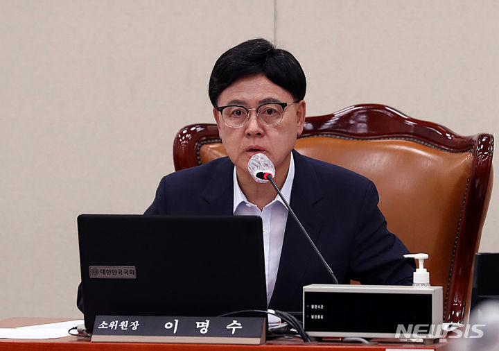 [서울=뉴시스] 이영환 기자 = 이명수 국회 외교통일위원회 법안심사소위원장이 13일 오전 서울 여의도 국회에서 열린 법안심사 소위원회에서 발언을 하고 있다. 2023.06.13. 20hwan@newsis.com