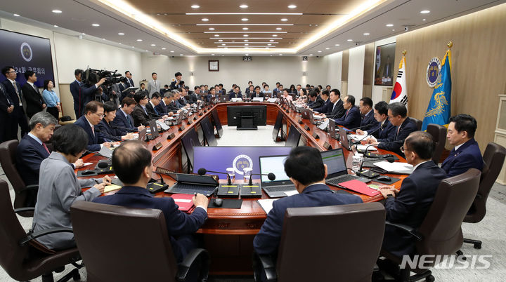 [서울=뉴시스] 전신 기자 = 윤석열 대통령이 13일 서울 용산 대통령실 청사에서 열린 국무회의를 주재하고 있다. 2023.06.13. photo1006@newsis.com