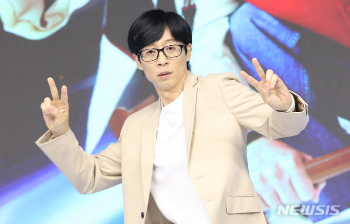 [서울=뉴시스] 황준선 기자 = 방송인 유재석이 13일 오전 서울 종로구 JW메리어트동대문스퀘어서울에서 열린 디즈니 플러스의 예능 프로그램 '더 존: 버텨야 산다 시즌 2' 제작 발표회 포토타임에서 포즈를 취하고 있다. 인류를 위협하는 재난 속 탈출구 없는 8개의 미래 재난 시뮬레이션 존에서 펼쳐지는 인류대표 3인방의 상상 초월 생존기를 그려낸 리얼 존버라이어티 '더 존: 버텨야 산다 시즌2' 는 오는 14일 디즈니플러스를 통해 공개된다. 2023.06.13. hwang@newsis.com