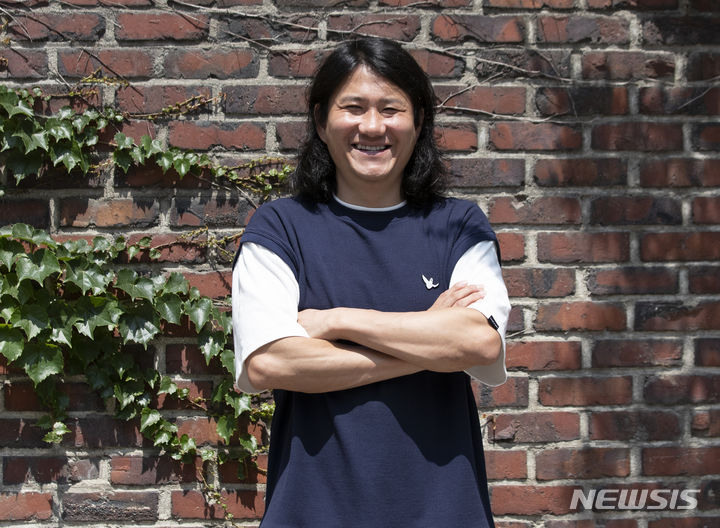 [서울=뉴시스] 김근수 기자 = 개그맨 임우일씨가 13일 서울 마포구의 한 카페에서 뉴시스와 인터뷰를 마치고 기념촬영을 하고 있다. 2023.06.13. ks@newsis.com