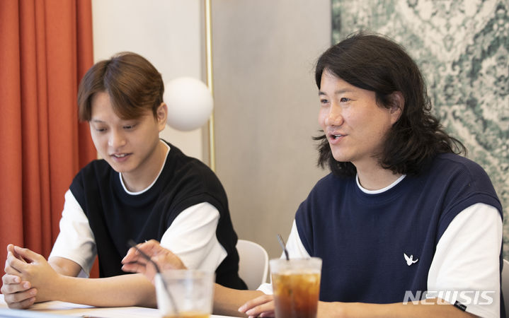 [서울=뉴시스] 김근수 기자 = 유튜브 채널 '180초'를 운영하는 개그맨 임우일, 이승환씨가 13일 서울 마포구의 한 카페에서 뉴시스와 인터뷰를 마치고 기념촬영을 하고 있다. 2023.06.13. ks@newsis.com