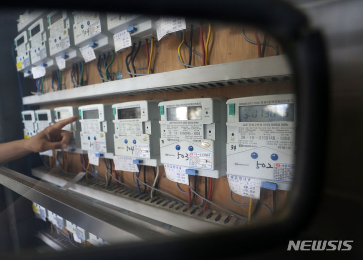 [서울=뉴시스] 김명년 기자 = 서울 시내 한 오피스텔에서 관리자가 전기 계량기를 살펴보고 있다. 2023.06.13 kmn@newsis.com