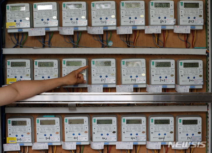 [세종=뉴시스] 서울 시내 한 오피스텔에서 관리자가 전기 계량기를 살펴보고 있다. 2024.06.22. photo@newsis.com