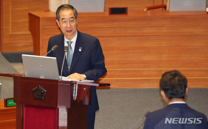 [서울=뉴시스] 추상철 기자 = 한덕수 국무총리가 13일 오후 서울 여의도 국회에서 열린 제407회국회(임시회) 제2차 본회의 경제 분야 대정부질문에서 의원의 질의에 답변하고 있다. 2023.06.13. scchoo@newsis.com