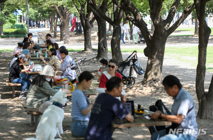 [서울=뉴시스] 황준선 기자 = 이번 주말(17일~18일)과 다음 주엔 전국이 대체로 맑은 가운데, 낮 기온이 크게 올라 덥겠다. 특히 고온 건조한 고기압의 영향을 받아 낮 최고기온이 30도 이상을 넘어가겠고, 일부 지역에선 폭염특보가 발표될 가능성도 있으니 건강관리에 유의해야겠다. 사진은 지난 13일 오후 서울 성동구 서울숲을 찾은 시민들이 그늘 아래서 휴식을 취하는 모습. 2023.06.13. hwang@newsis.com