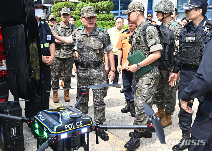 [평택=뉴시스] 김종택 기자 = 전동진 지상작전사령관이 13일 오후 경기도 평택시 한국석유공사 평택지사에서 열린 '2023 경기·인천권역 화랑훈련 통합방호훈련'에서 전시된 장비를 살펴보고 있다. 2023.06.13. jtk@newsis.com