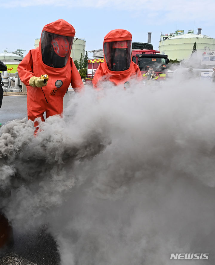 [평택=뉴시스] 김종택 기자 = 13일 오후 국가중요시설인 경기도 평택시 한국석유공사 평택지사에서 '2023 경기·인천권역 화랑훈련 통합방호훈련'이 진행되고 있다. 이날 훈련은 지상작전사령부 예하 수도군단, 육군51사단, 해군2함대사령부를 비롯한 경찰, 소방 등 통합방위작전 전력이 참가해 테러 및 화재발생 상황을 가정해 실시됐다. 2023.06.13. jtk@newsis.com