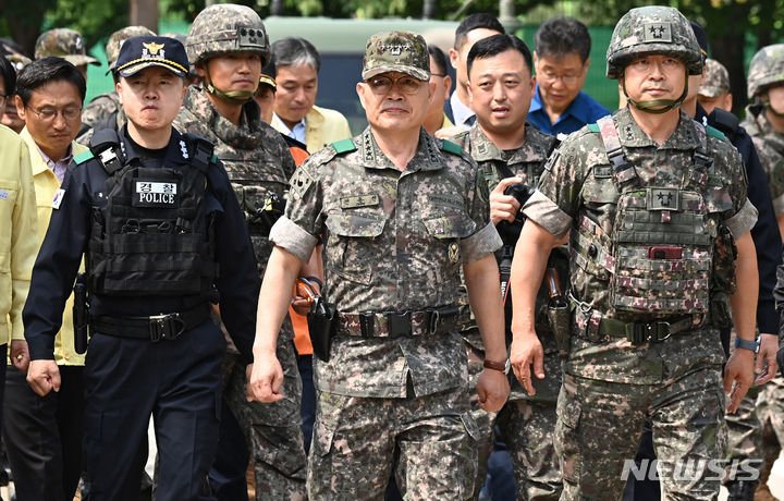 [평택=뉴시스] 김종택 기자 = 전동진 지상작전사령관이 13일 오후 경기도 평택시 한국석유공사 평택지사에서 열린 '2023 경기·인천권역 화랑훈련 통합방호훈련'에서 전시된 장비를 살펴보고 있다. 이날 훈련은 지상작전사령부 예하 수도군단, 육군51사단, 해군2함대사령부를 비롯한 경찰, 소방 등 통합방위작전 전력이 참가해 테러 및 화재발생 상황을 가정해 실시됐다.2023.06.13. jtk@newsis.com